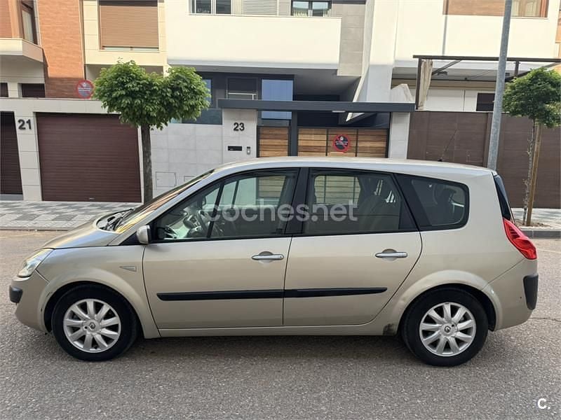 Usado Renault Scénic II Dynamique 130 CV (95 kW) 2008 Gris / plata Monovolumen