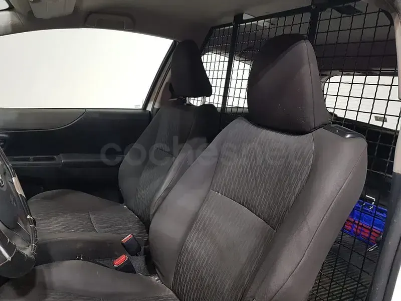 Usado Toyota Yaris Active 90 CV (66 kW) 2012 Blanco Utilitario