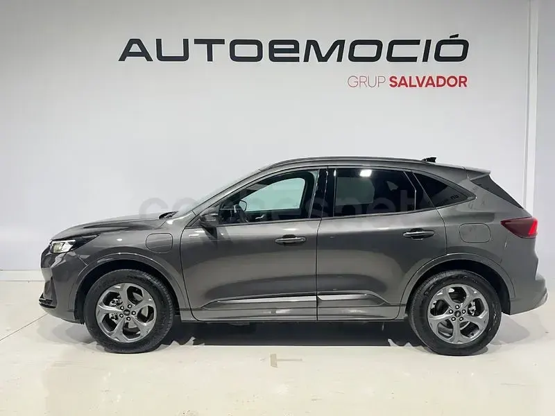Usado Ford Kuga ST-Line 243 CV (178 kW) 2025 Gris / plata SUV