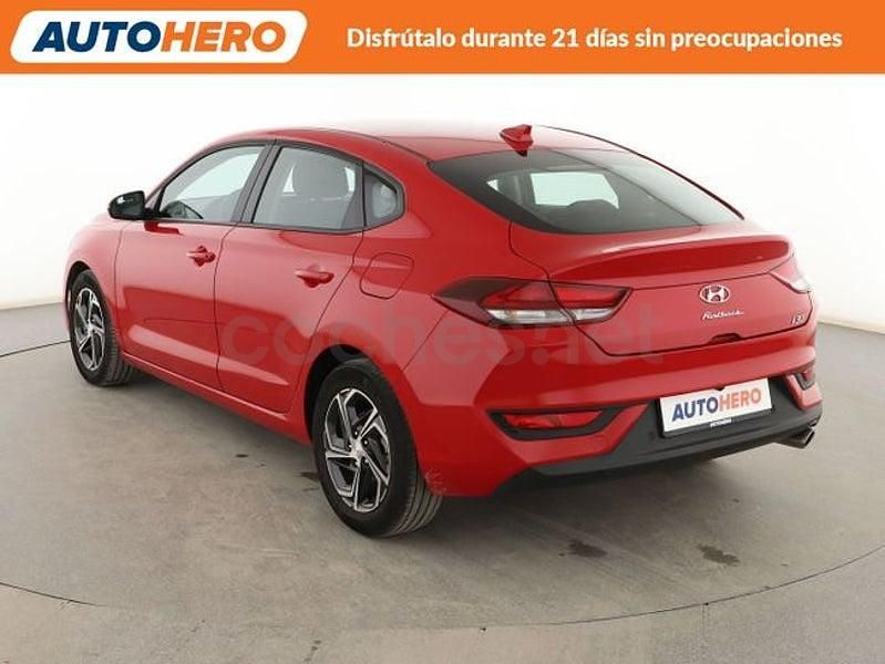 Usado Hyundai i30 120 CV (88 kW) 2021 Rojo Berlina