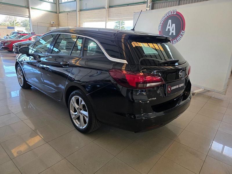 Usado Opel Astra Business 130 CV (95 kW) 2021 Negro Familiar
