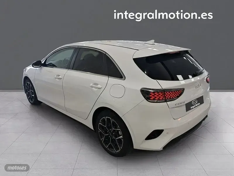 Usado Kia Ceed 100 CV (73 kW) 2025 Blanco Utilitario