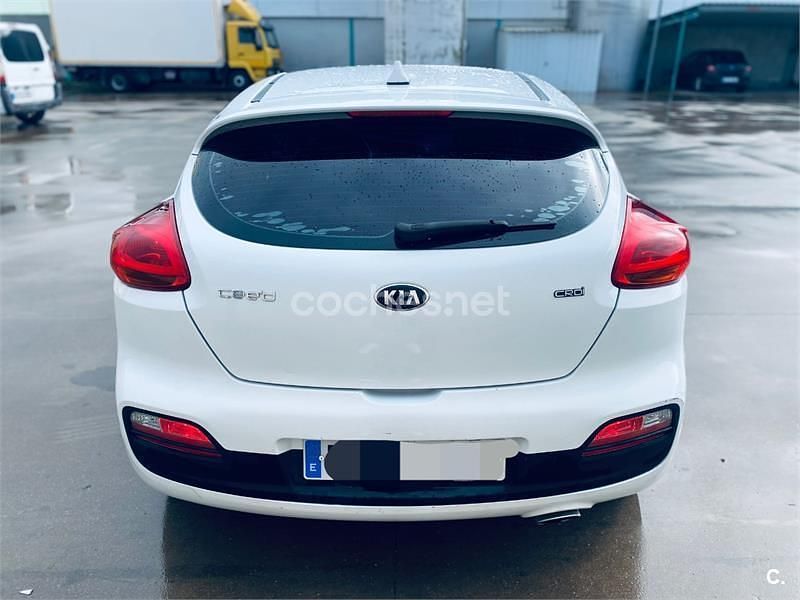 Usado Kia Ceed GT 110 HP (80 kW) 2014 Branco Sedan