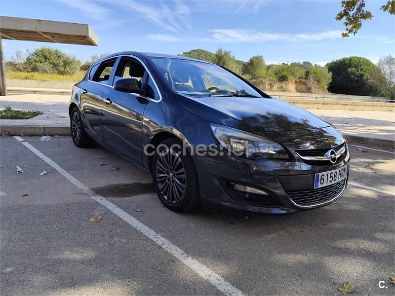 Gris / plata Usado 2013 Opel Astra Excellence Berlina | 6000 € (Buen precio) - Imagen 1/4