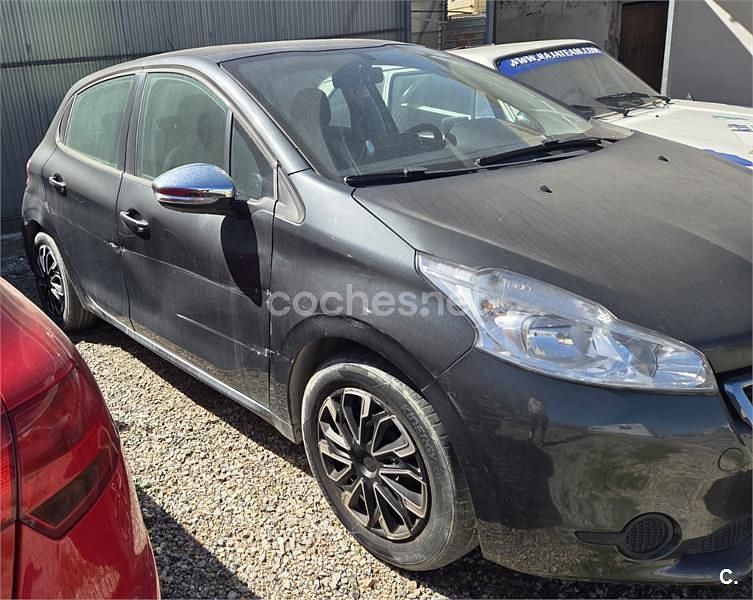 Usado Peugeot 208 Active 82 CV (60 kW) 2012 Negro Utilitario