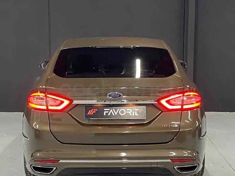 Usado Ford Mondeo Vignale 190 CV (139 kW) 2017 Marrón Berlina