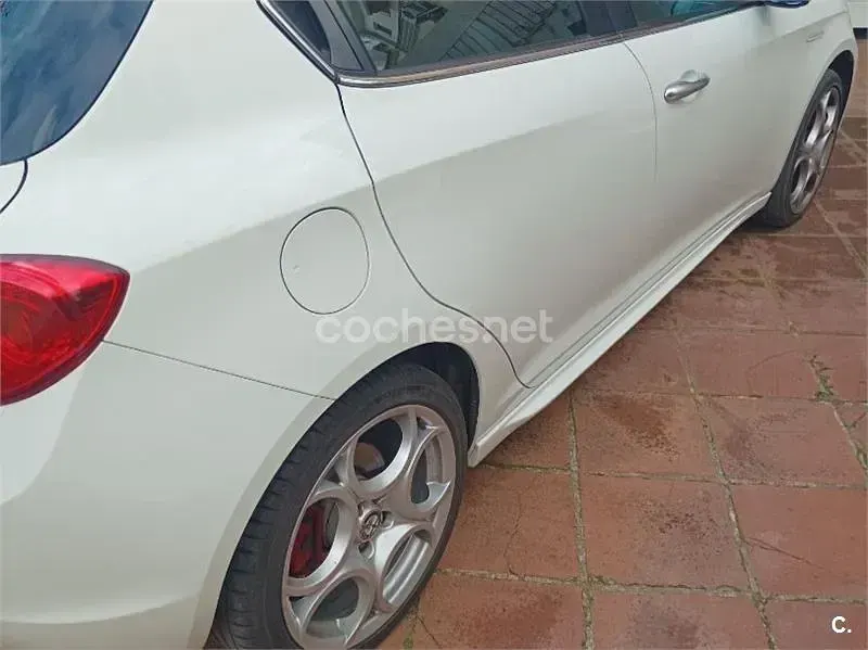 Usado Alfa Romeo Giulietta Distinctive 140 CV (102 kW) 2011 Blanco Utilitario