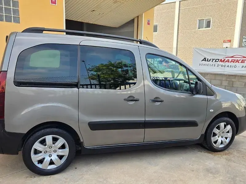 Usado Peugeot Partner Tepee Outdoor 100 CV (73 kW) 2016 Gris / plata Monovolumen