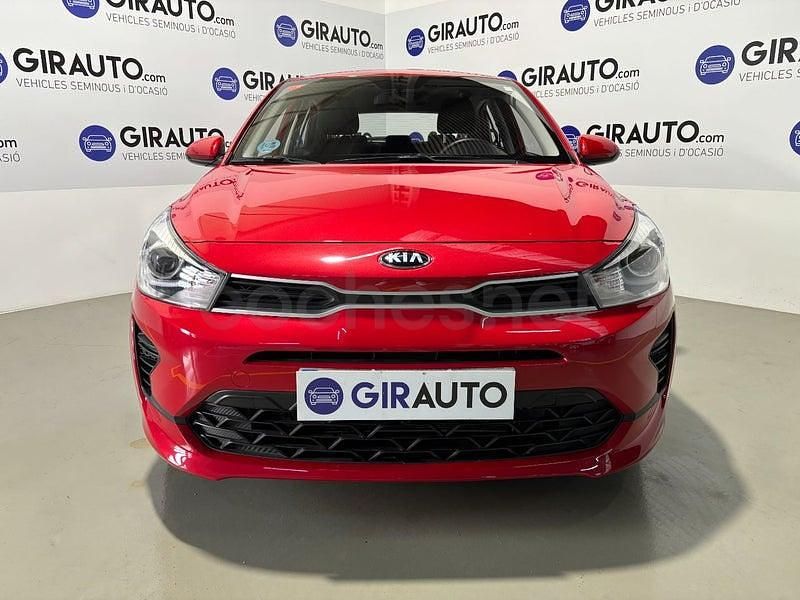 Usado Kia Rio 84 CV (61 kW) 2021 Rojo Berlina