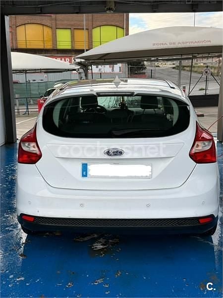 Usado Ford Focus Trend 125 CV (91 kW) 2014 Blanco Berlina