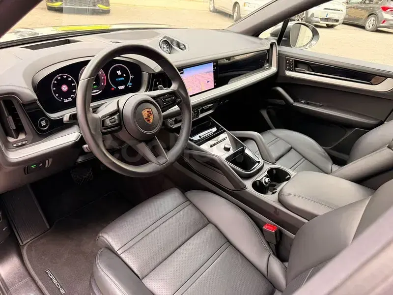 Usado Porsche Cayenne 470 CV (345 kW) 2024 Gris / plata SUV