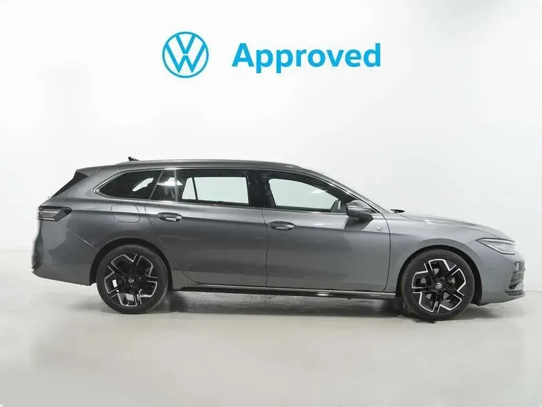 Usado VW Passat R-line 150 CV (110 kW) 2025 Gris Familiar