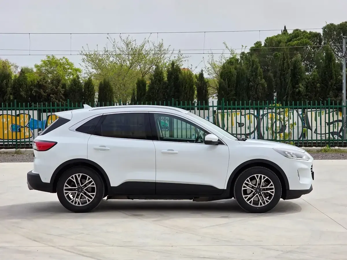 Usado Ford Kuga Titanium 226 CV (166 kW) 2020 Blanco SUV
