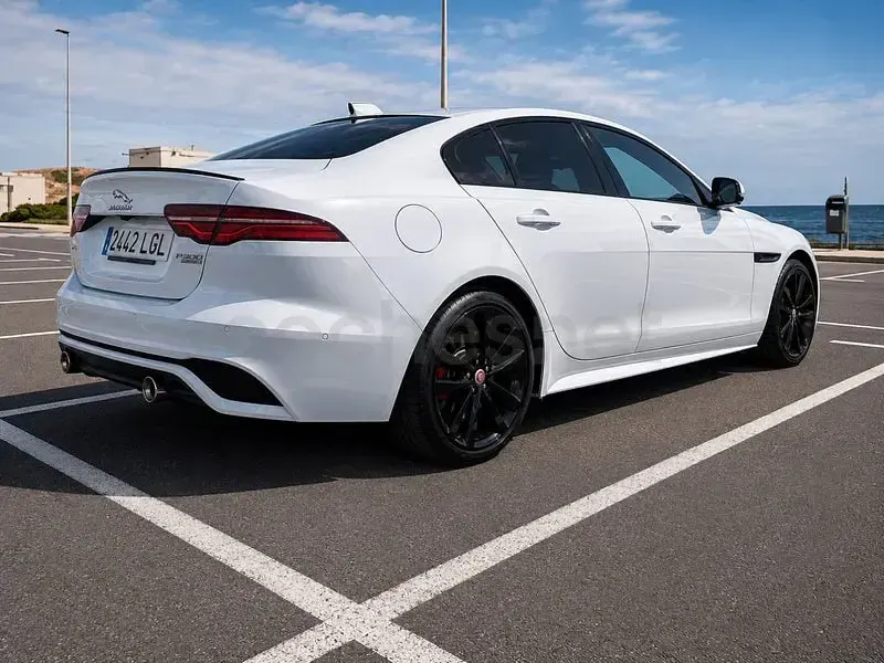 Usado Jaguar XE R-Dynamic 300 CV (220 kW) 2020 Blanco Berlina