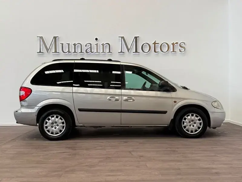 Usado Chrysler Voyager 143 CV (105 kW) 2007 Gris / plata Monovolumen
