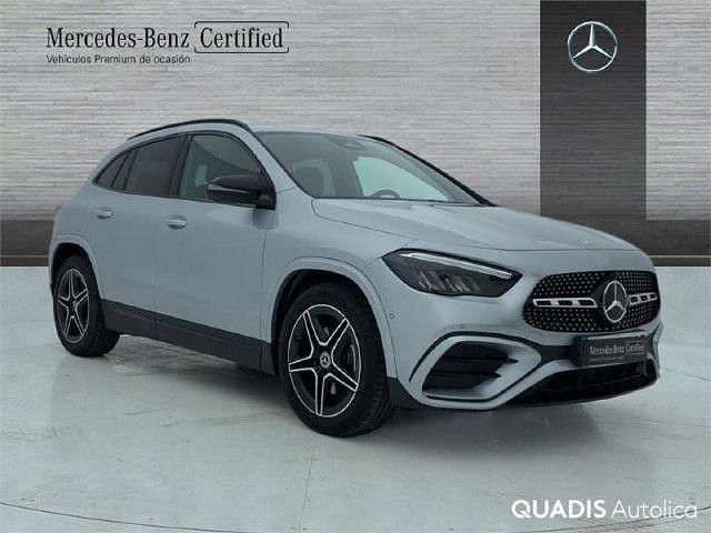 Usado Mercedes GLA200 AMG line 150 CV (110 kW) 2025 Plata hightech SUV