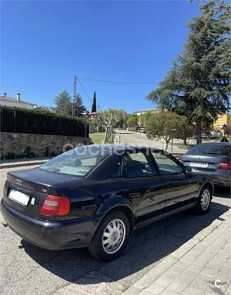 Usado Audi A4 125 CV (91 kW) 1998 Azul Berlina