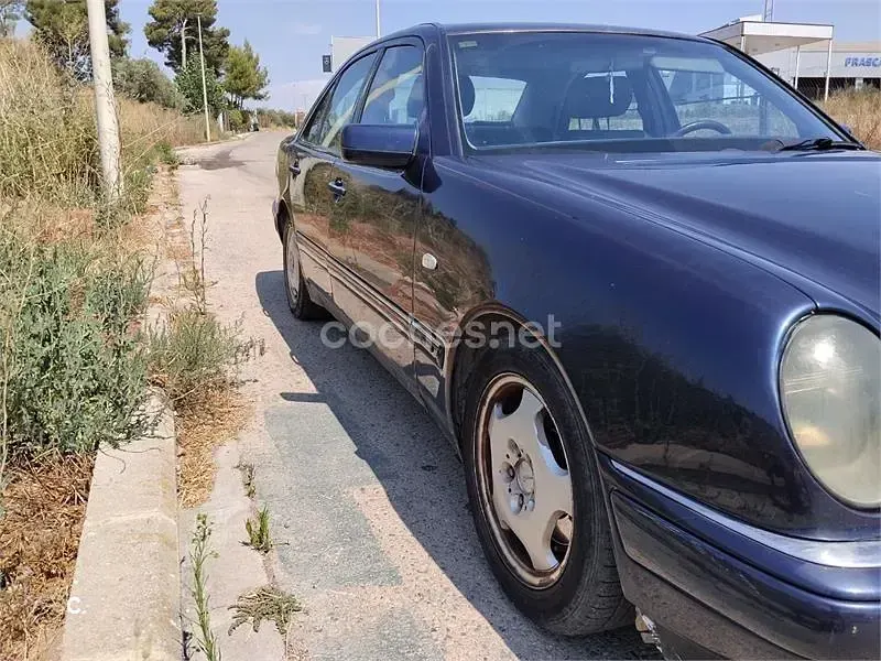 Usado Mercedes E300 Avantgarde 177 CV (130 kW) 1999 Azul Berlina
