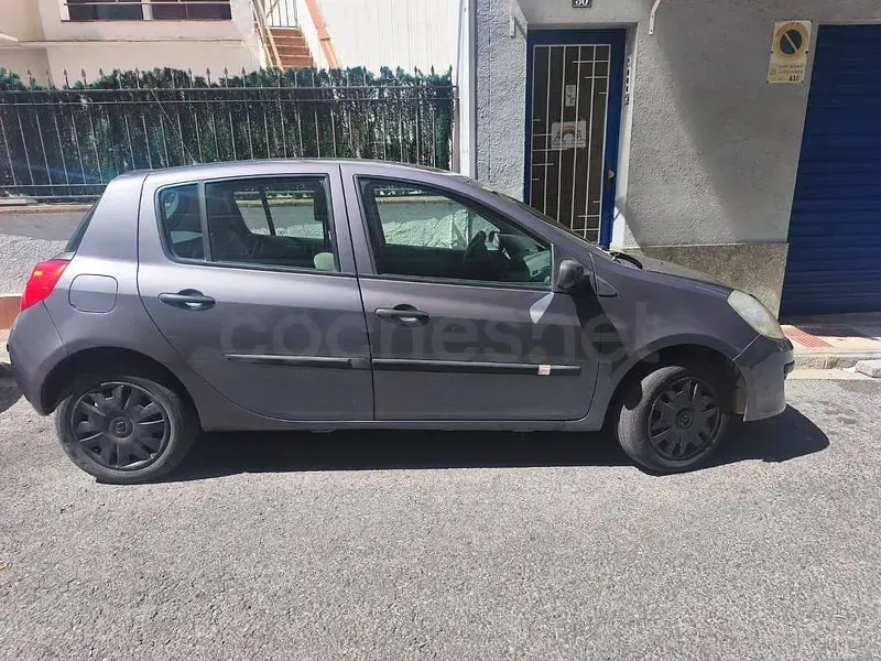 Usado Renault Clio II Privilege 105 CV (77 kW) 2007 Gris / plata Berlina