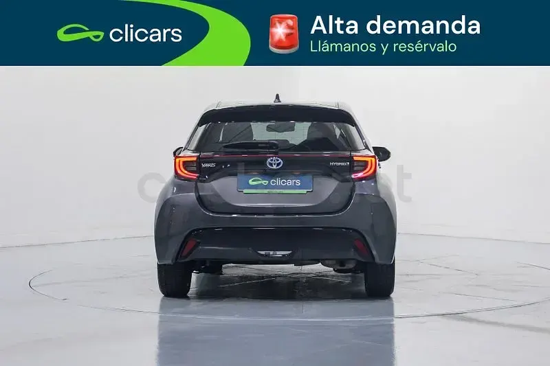Usado Toyota Yaris Hybrid Style 116 CV (85 kW) 2022 Gris / plata Berlina