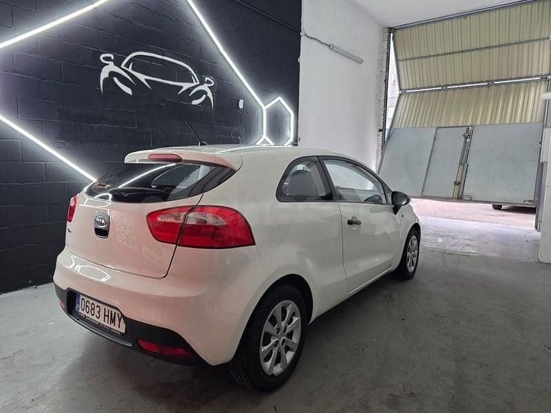 Usado Kia Rio 85 CV (62 kW) 2012 Blanco Berlina