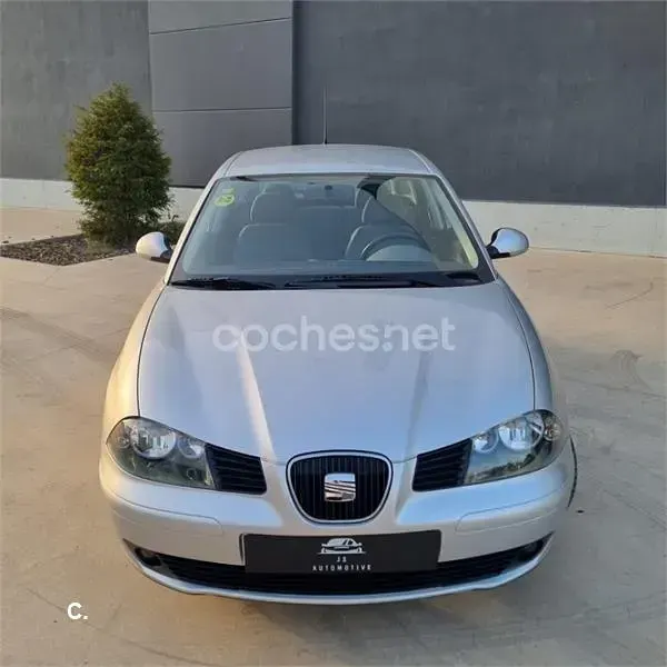 Usado Seat Ibiza 100 CV (73 kW) 2004 Gris / plata Utilitario