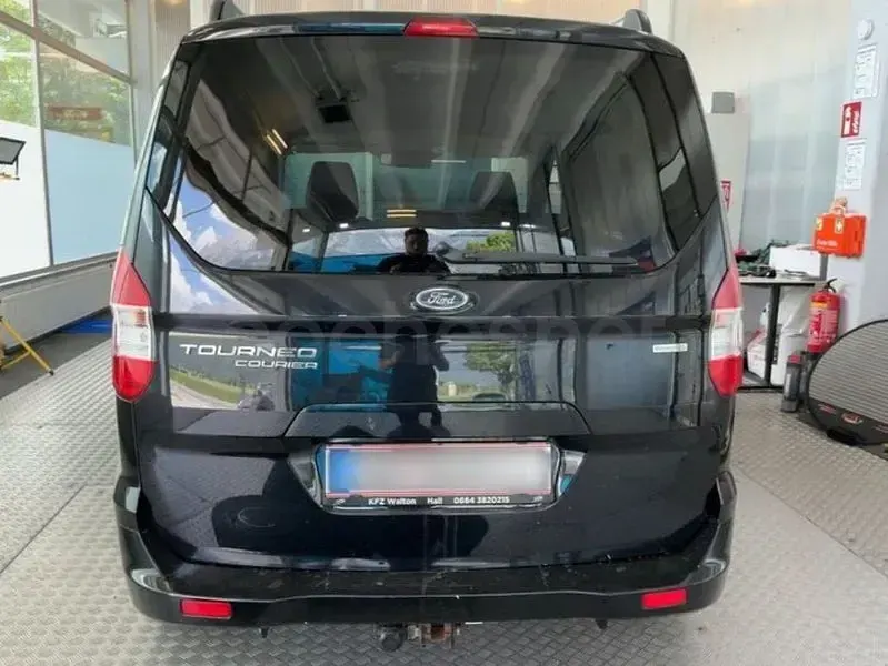 Usado Ford Tourneo Courier Titanium 100 CV (73 kW) 2015 Negro Monovolumen