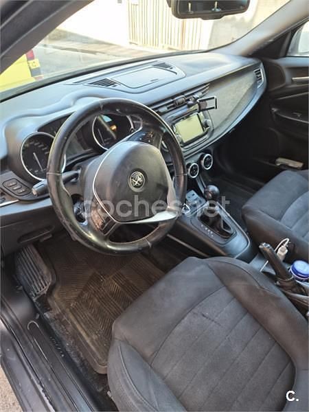 Usado Alfa Romeo Giulietta Super 120 CV (88 kW) 2016 Gris / plata Utilitario