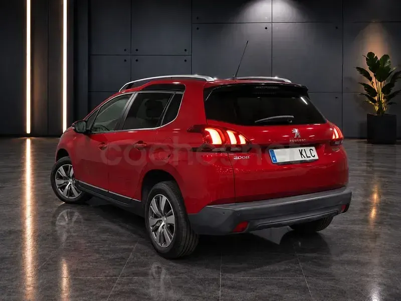 Usado Peugeot 2008 Style 100 CV (73 kW) 2018 Rojo SUV