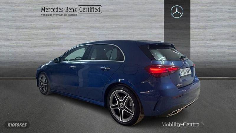Usado Mercedes A180 AMG line 116 CV (85 kW) 2024 Azul espectra Utilitario