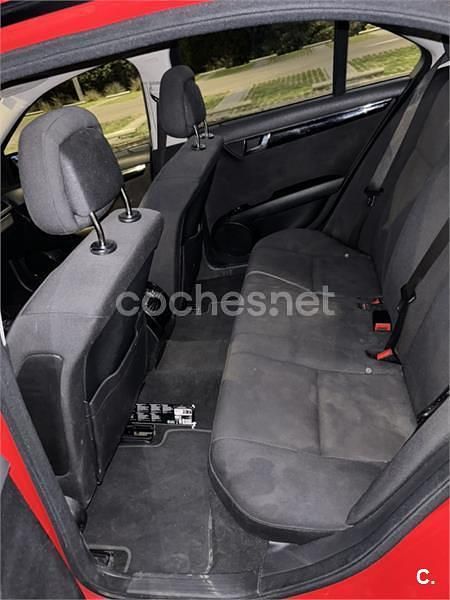 Käytetty Mercedes C220 Avantgarde 170 HP (125 kW) 2010 Punainen Sedan