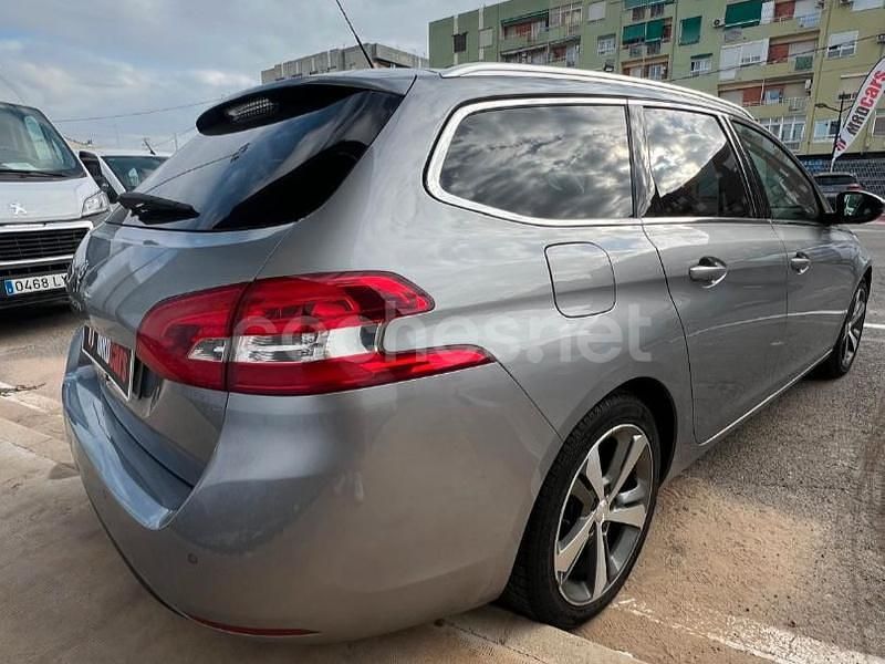 Usado Peugeot 308 SW Allure 130 CV (95 kW) 2019 Gris / plata Familiar