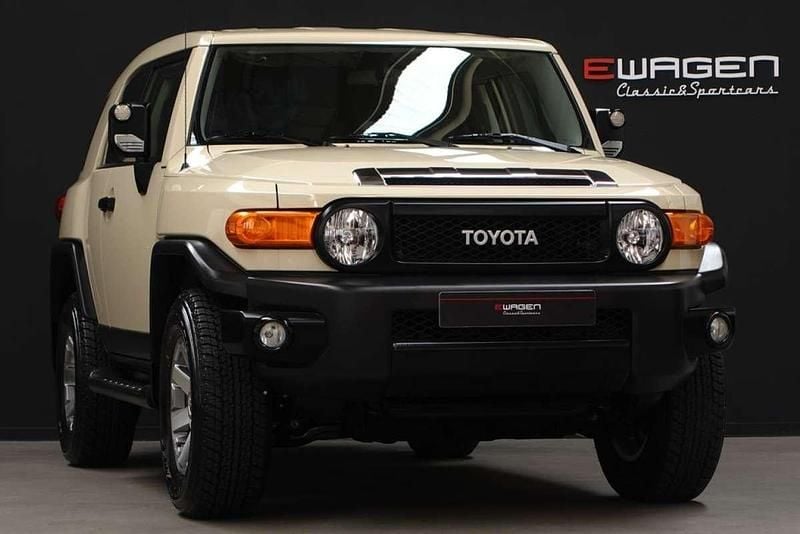 Beige Usado 2024 Toyota FJ Cruiser Edition SUV | 86.500 € - Imagen 1/4