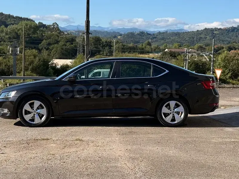 Usado Skoda Superb Ambition 150 CV (110 kW) 2017 Negro Berlina