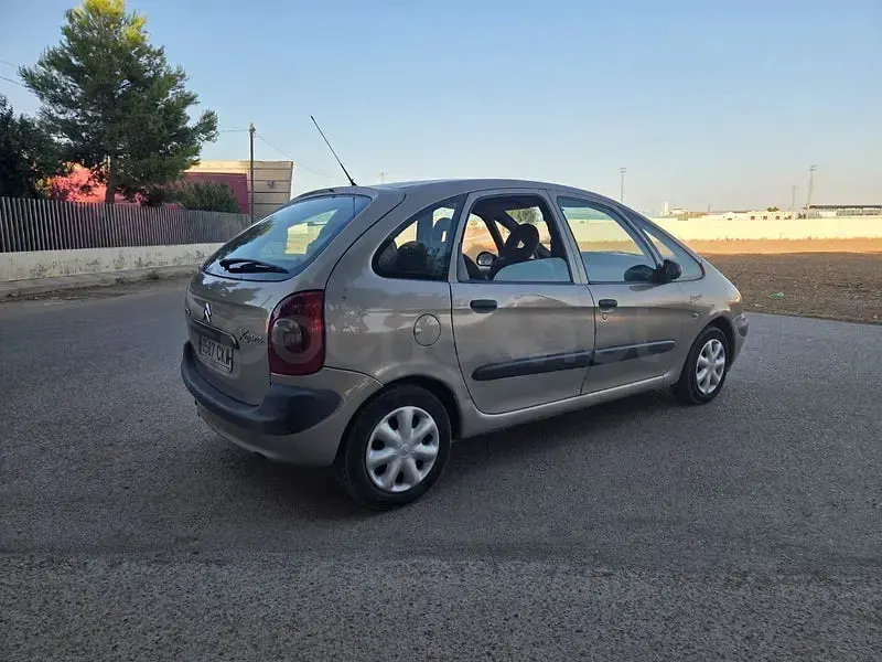 Usado Citroën Xsara Picasso Exclusive 90 CV (66 kW) 2004 Beige Monovolumen