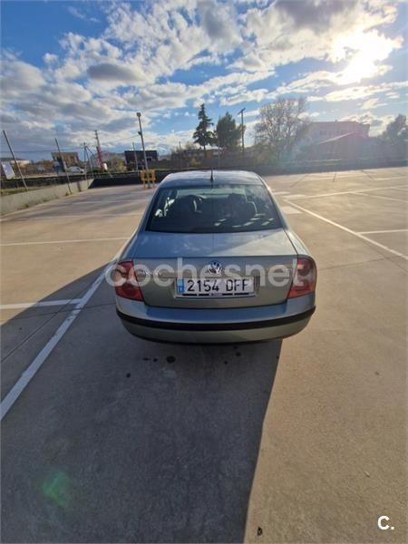 Verde Usado 2004 VW Passat Edition Berlina | 3300 € (Precio justo) - Imagen 1/4