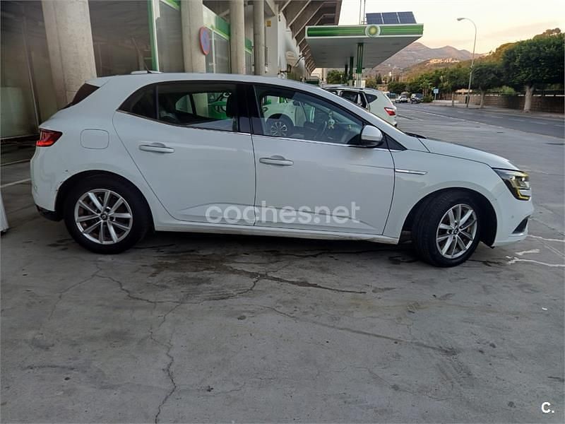 Usado Renault Mégane IV Zen 130 CV (95 kW) 2017 Blanco Berlina