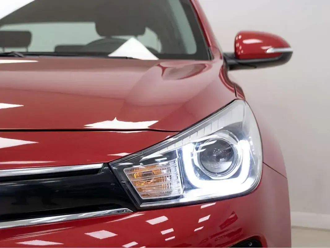 Usado Kia Rio 84 CV (61 kW) 2018 Rojo Utilitario