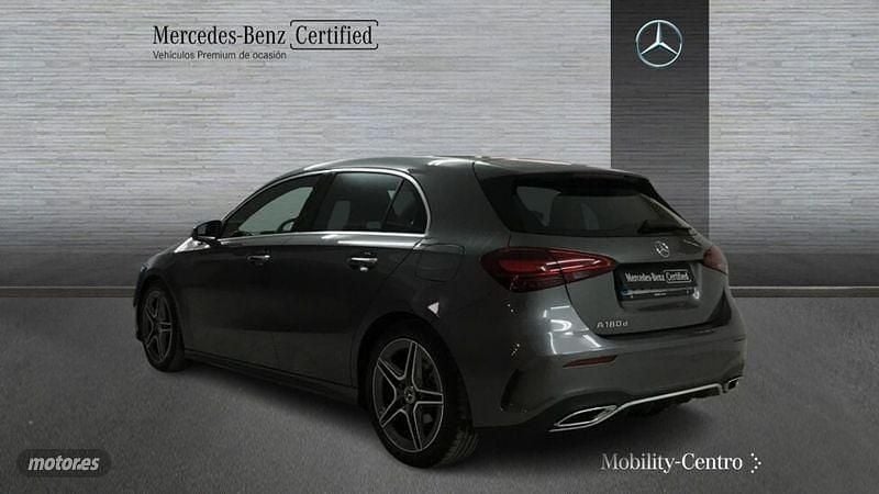 Usado Mercedes A180 AMG line 116 CV (85 kW) 2024 Gris montaña Berlina