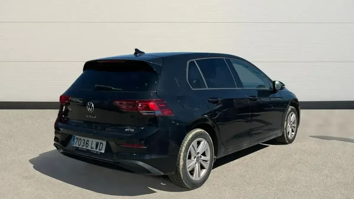 Usado VW Golf VIII Life 110 CV (80 kW) 2022 Negro Utilitario
