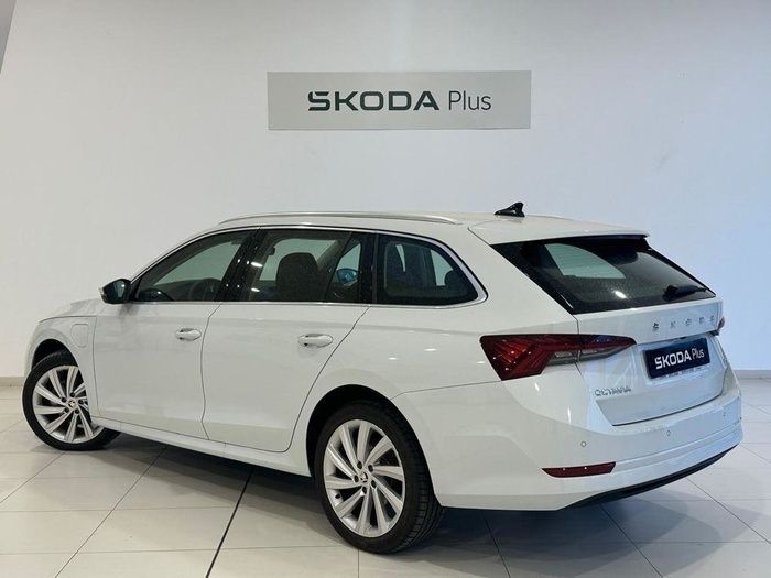 Blanco Usado 2022 Skoda Octavia Ambition Familiar | 27.500 € (Precio justo) - Imagen 1/4