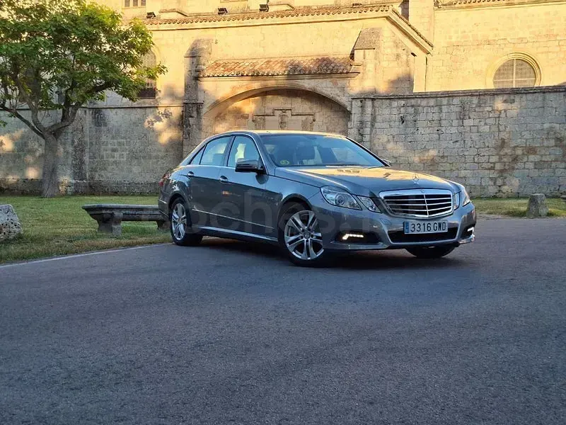 Usado Mercedes E200 136 CV (100 kW) 2010 Gris / plata Berlina