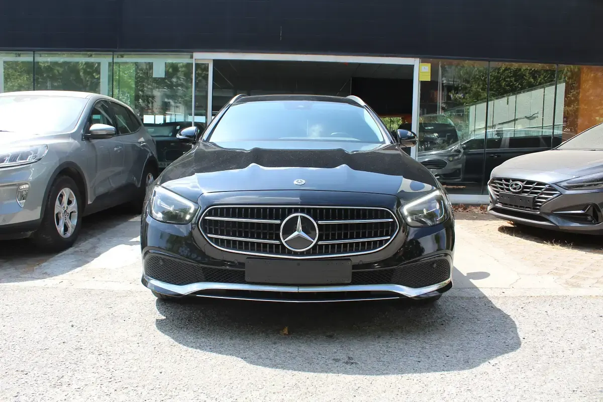 Usado Mercedes E300 Avantgarde 320 CV (235 kW) 2021 Negro Familiar