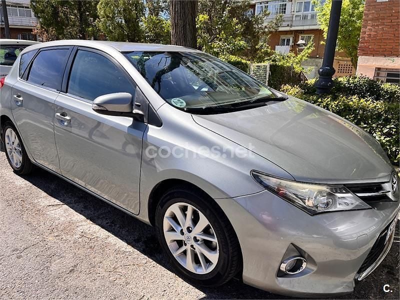Usado Toyota Auris Active 126 CV (92 kW) 2013 Gris / plata Berlina
