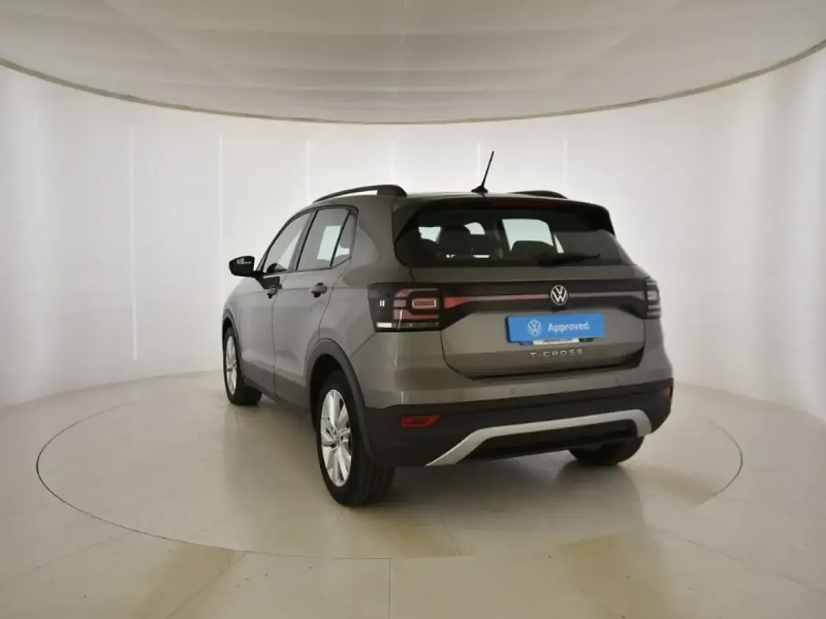 Usado VW T-Cross Advance 110 CV (80 kW) 2021 Gris/plata SUV