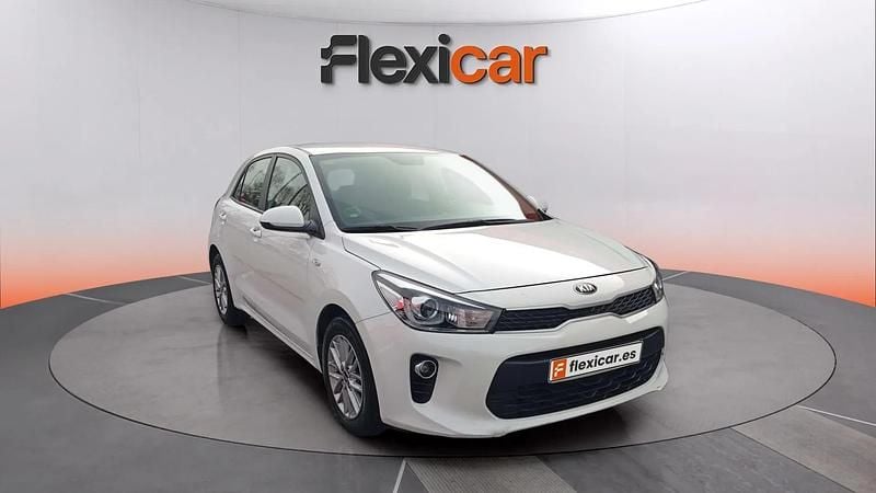Usado Kia Rio 101 CV (74 kW) 2018 Blanco Berlina