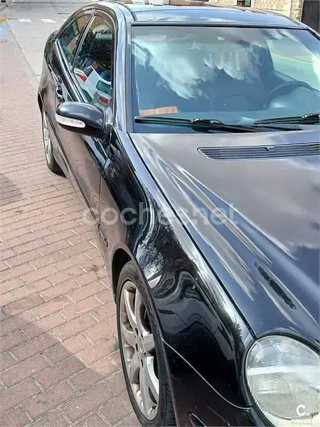 Usado Mercedes C220 143 CV (105 kW) 2002 Negro Berlina