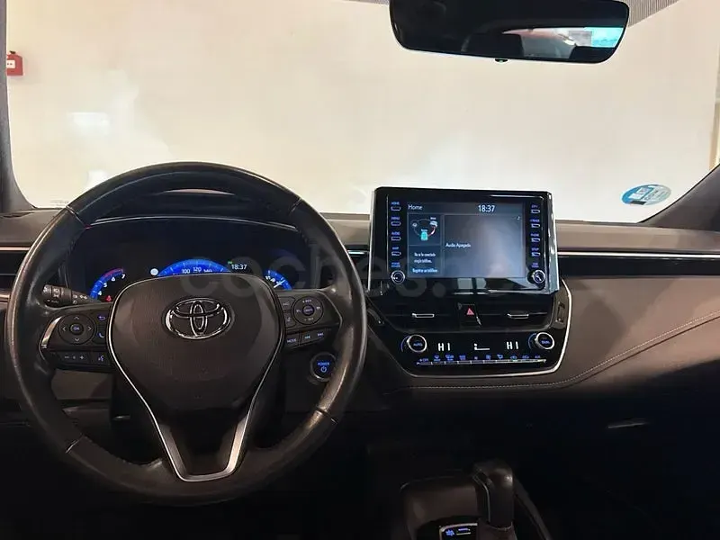 Usado Toyota Corolla Active 122 CV (89 kW) 2022 Gris / plata Berlina