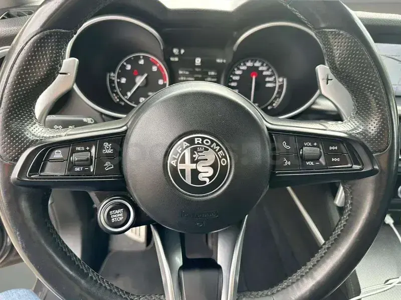 Usado Alfa Romeo Stelvio Sprint 190 CV (139 kW) 2021 Gris / plata SUV