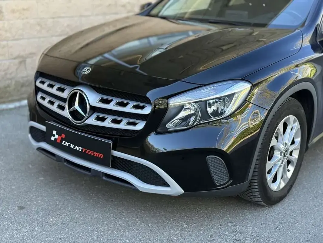 Usado Mercedes GLA200 136 CV (100 kW) 2019 Negro SUV